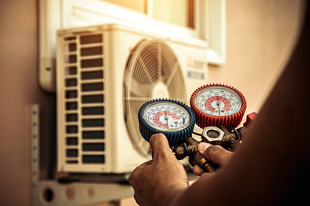 Professional Hvac technician working in Canoga Park, CA